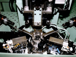 円筒ワーク複合加工機